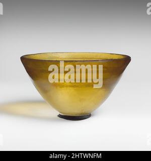 Art inspiré par un bol conique en verre, hellénistique tardif, mi-2nd–1st siècle avant J.-C., grec, Méditerranée orientale, Verre ; moulé et coupé, H. : 2 1/4 po. (5,7 cm), verre, jaune pâle verdâtre translucide., angulaire, bord rodés; côté légèrement convexe, effilé en diagonale vers le bas; Fond convexe, œuvres classiques modernisées par Artotop avec une touche de modernité. Formes, couleur et valeur, impact visuel accrocheur sur l'art émotions par la liberté d'œuvres d'art d'une manière contemporaine. Un message intemporel qui cherche une nouvelle direction créative. Artistes qui se tournent vers le support numérique et créent le NFT Artotop Banque D'Images