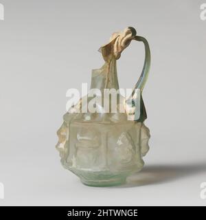 Art inspiré par la verseuse en verre, ancienne Impériale, Julio-Claudian, 1st moitié du 1st siècle A.D., romain, verre ; soufflé moule, H. : 3 3/4 x 2 1/2 x 1 1/8 po. (9,5 x 6,4 x 2,9 cm), verre, bleu pâle translucide vert, avec manche de même couleur, rebord incliné, replié, rond et po; Bouche flambante, œuvres classiques modernisées par Artotop avec une touche de modernité. Formes, couleur et valeur, impact visuel accrocheur sur l'art émotions par la liberté d'œuvres d'art d'une manière contemporaine. Un message intemporel qui cherche une nouvelle direction créative. Artistes qui se tournent vers le support numérique et créent le NFT Artotop Banque D'Images