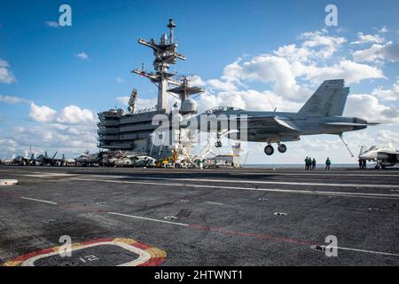 220220-N-SY758-1045 OCÉAN ATLANTIQUE (FÉV 20, 2022) un avion F/A-18E Super Hornet, attaché au Strike Fighter Squadron (VFA) 103, atterrit sur le pont de vol de l'USS George H.W. Bush (CVN 77) au cours du problème de disponibilité de la formation du navire sur mesure/évaluation finale (TSTA/FEP), 20 février 2022. George H.W. Bush fournit à l'autorité de commandement nationale une capacité de combat flexible et tailleurs par le biais du groupe de grève des transporteurs qui maintient la stabilité et la sécurité maritimes afin d'assurer l'accès, de décourager l'agression et de défendre les intérêts américains, alliés et partenaires. (É.-U. Photo marine par communication de masse S Banque D'Images