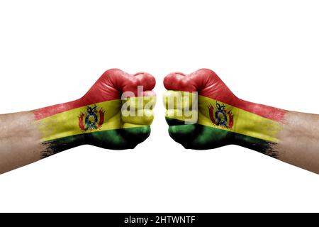 Deux mains poinçonner l'une à l'autre sur fond blanc. Drapeaux de pays peint les poings, le concept de crise de conflit entre la bolivie et la bolivie Banque D'Images