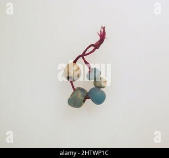 Art inspiré par Beads, 5, verre, autre: 1 13/16 po. (4,6 cm), verre, oeuvres classiques modernisées par Artotop avec une touche de modernité. Formes, couleur et valeur, impact visuel accrocheur sur l'art émotions par la liberté d'œuvres d'art d'une manière contemporaine. Un message intemporel qui cherche une nouvelle direction créative. Artistes qui se tournent vers le support numérique et créent le NFT Artotop Banque D'Images