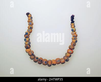 Art inspiré par Beads, 33, verre, autre: 9 po. (22,9 cm), verre, oeuvres classiques modernisées par Artotop avec une touche de modernité. Formes, couleur et valeur, impact visuel accrocheur sur l'art émotions par la liberté d'œuvres d'art d'une manière contemporaine. Un message intemporel qui cherche une nouvelle direction créative. Artistes qui se tournent vers le support numérique et créent le NFT Artotop Banque D'Images