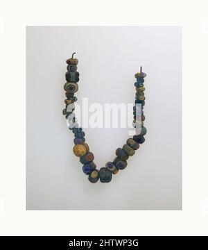 Art inspiré par Beads, 38, verre, autre: 9 1/2 po. (24,2 cm), verre, oeuvres classiques modernisées par Artotop avec une touche de modernité. Formes, couleur et valeur, impact visuel accrocheur sur l'art émotions par la liberté d'œuvres d'art d'une manière contemporaine. Un message intemporel qui cherche une nouvelle direction créative. Artistes qui se tournent vers le support numérique et créent le NFT Artotop Banque D'Images