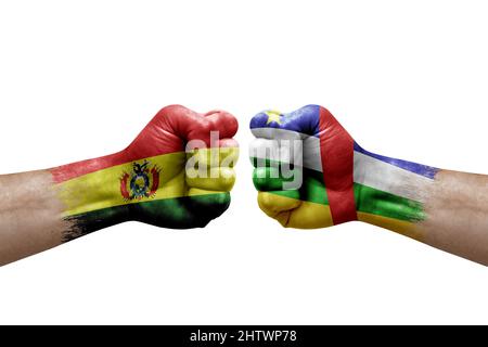 Deux mains poinçonner l'une à l'autre sur fond blanc. Drapeaux de pays peints poings, concept de crise de conflit entre la bolivie et la République centrafricaine Banque D'Images