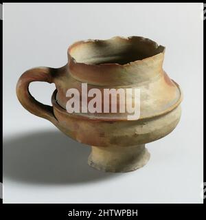 Art inspiré par Jug, romain, terre cuite, H. 6,91 cm., vases, Carafe à une poignée avec des traces de verdâtre, les œuvres classiques modernisées par Artotop avec une touche de modernité. Formes, couleur et valeur, impact visuel accrocheur sur l'art émotions par la liberté d'œuvres d'art d'une manière contemporaine. Un message intemporel qui cherche une nouvelle direction créative. Artistes qui se tournent vers le support numérique et créent le NFT Artotop Banque D'Images