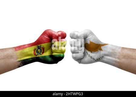 Deux mains poinçonner l'une à l'autre sur fond blanc. Drapeaux de pays peint les poings, le concept de crise de conflit entre la bolivie et chypre Banque D'Images