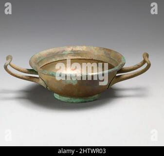 Art inspiré par Bronze kylix (gobelet), ancien classique ou hellénistique, 4th–3rd siècle avant J.-C., grec, Bronze, H. : 1 7/8 po. (4,8 cm), bronzes, le nombre de vases métalliques qui ont survécu depuis l'antiquité est minime parce qu'ils ont été fondus vers le bas pour servir d'autres fins. L'existant, les œuvres classiques modernisées par Artotop avec une touche de modernité. Formes, couleur et valeur, impact visuel accrocheur sur l'art émotions par la liberté d'œuvres d'art d'une manière contemporaine. Un message intemporel qui cherche une nouvelle direction créative. Artistes qui se tournent vers le support numérique et créent le NFT Artotop Banque D'Images