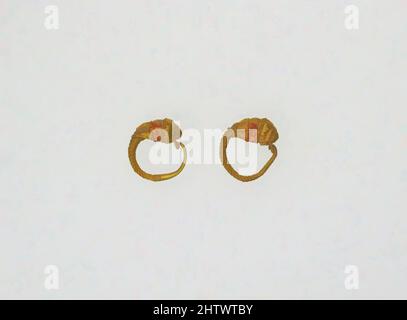 Art inspiré par Earring avec tête de lions, Or, diamètre: 1/2 × 3/16 po. (1,3 × 0,5 cm), Or et argent, oeuvres classiques modernisées par Artotop avec une touche de modernité. Formes, couleur et valeur, impact visuel accrocheur sur l'art émotions par la liberté d'œuvres d'art d'une manière contemporaine. Un message intemporel qui cherche une nouvelle direction créative. Artistes qui se tournent vers le support numérique et créent le NFT Artotop Banque D'Images