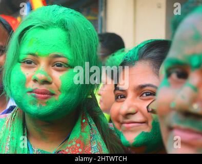 Kolkata, Bengale occidental, Inde. 2nd mars 2022. TMC a remporté une énorme victoire, gagnant 102 municipalités sur 108. Les supporters de TMC ont célébré leur victoire en distribuant des bonbons verts à la rossogolla aux habitants de la région. Le Trinamool Congress (TMC) de Mamata Banerjee a remporté une victoire écrasante. Le parti Supremo et le ministre en chef du Bengale ont pris sur Twitter pour exprimer sa gratitude au peuple de son état pour les résultats. (Credit image: © Rahul Sadhukhan/Pacific Press via ZUMA Press Wire) Banque D'Images