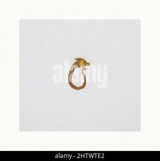 Art inspiré par Earring avec tête de chèvre, Or, autre: 7/16 × 1/8 × 3/4 po. (1,1 × 0,3 × 1,9 cm), Or et argent, oeuvres classiques modernisées par Artotop avec une touche de modernité. Formes, couleur et valeur, impact visuel accrocheur sur l'art émotions par la liberté d'œuvres d'art d'une manière contemporaine. Un message intemporel qui cherche une nouvelle direction créative. Artistes qui se tournent vers le support numérique et créent le NFT Artotop Banque D'Images