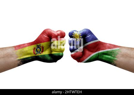 Deux mains poinçonner l'une à l'autre sur fond blanc. Drapeaux de pays peint les poings, le concept de crise de conflit entre la bolivie et la namibie Banque D'Images