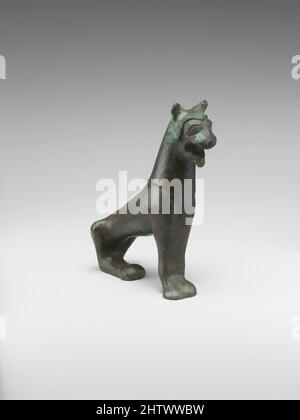 Art inspiré par la statuette de bronze d'un lion, archaïque, 6th Century B.C., étrusque, Bronze, H. 3 3/4 po (9,6 cm), les bronzes, la pose et la forme atténuée de ce bronze massif rappellent les lions de pierre monumentaux qui gardent une rue au sanctuaire grec d'Apollon, les œuvres classiques modernisées par Artotop avec une touche de modernité. Formes, couleur et valeur, impact visuel accrocheur sur l'art émotions par la liberté d'œuvres d'art d'une manière contemporaine. Un message intemporel qui cherche une nouvelle direction créative. Artistes qui se tournent vers le support numérique et créent le NFT Artotop Banque D'Images