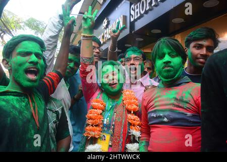 Kolkata, Bengale occidental, Inde. 2nd mars 2022. TMC a remporté une énorme victoire, gagnant 102 municipalités sur 108. Les supporters de TMC ont célébré leur victoire en distribuant des bonbons verts à la rossogolla aux habitants de la région. Le Trinamool Congress (TMC) de Mamata Banerjee a remporté une victoire écrasante. Le parti Supremo et le ministre en chef du Bengale ont pris sur Twitter pour exprimer sa gratitude au peuple de son état pour les résultats. (Credit image: © Rahul Sadhukhan/Pacific Press via ZUMA Press Wire) Banque D'Images