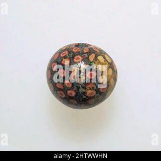 Art inspiré par la perle de mosaïque de verre, début impérial, 1st siècle A.D., romain, égyptien, Alexandrian, verre ; en forme de tige, 1 1/16 × 1 3/16 po. (2,6 × 2,9 cm), verre, Translucent bleu foncé, aspect noir; décoration en blanc opaque et rouge., sphérique; trou vertical avec légèrement, oeuvres classiques modernisées par Artotop avec une touche de modernité. Formes, couleur et valeur, impact visuel accrocheur sur l'art émotions par la liberté d'œuvres d'art d'une manière contemporaine. Un message intemporel qui cherche une nouvelle direction créative. Artistes qui se tournent vers le support numérique et créent le NFT Artotop Banque D'Images