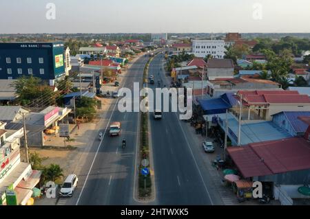 Takeo. 1st mars 2022. La photo aérienne prise le 1 mars 2022 montre la route nationale n° 3 dans la province de Takeo, au Cambodge. Le Cambodge a inauguré mercredi la route nationale no 3, financée par la Chine, qui relie sa capitale Phnom Penh à la province côtière du sud-ouest de Kampot. La route de 134,8 km s'étend du rond-point de Chom Chao, dans la banlieue ouest de la capitale, jusqu'à Kampot, traversant les provinces de Kandal, Kampong Speu et Takeo. Crédit : Ly Lay/Xinhua/Alay Live News Banque D'Images