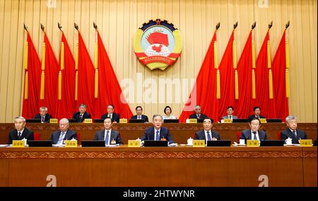 Pékin, Chine. 2nd mars 2022. Wang Yang, membre du Comité permanent du Bureau politique du Comité central du Parti communiste de Chine (PCC) et président du Comité national de la Conférence consultative politique du peuple chinois (CPPCC), Prend la parole lors de la séance de clôture de la session de 20th du Comité permanent du Comité national 13th de la CPPCC à Beijing, capitale de la Chine, le 2 mars 2022. Credit: Huang Jingwen/Xinhua/Alay Live News Banque D'Images