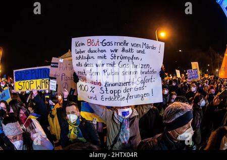 Munich, Bavière, Allemagne. 2nd mars 2022. Références à l'ancien chancelier allemand Gerhard Schroeder, qui fait l'objet d'appels de plus en plus lancés en faveur de sanctions internationales. M. Schröder est souvent discuté au cours de ce conflit comme le véritable chancelier de l'Allemagne en raison de son influence pro-Poutine sur le SPD. Se sentant devoir de dénoncer la guerre en raison du rôle de la ville dans la montée du troisième Reich, 45 000, assemblé à Koenigsplatz à Munich, Allemagne pour protester contre l'invasion de l'Ukraine par la Russie et appeler à la solidarité avec le peuple ukrainien, avec les réfugiés, Personnes de couleur qui sont bloquées par Ukrai Banque D'Images