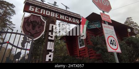 Minsk. 2nd mars 2022. Photo prise le 2 mars 2022 montre une entrée de la réserve naturelle forestière de Belovezhskaya dans la zone frontalière entre le Bélarus et la Pologne. Credit: Zhang Jiye/Xinhua/Alay Live News Banque D'Images