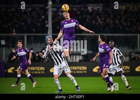 Florence, Italie. 2nd mars 2022. Le FC Juventus'Adrien Rabiot (2nd L) est accompagné de Nikola Milenkovic de Fiorentina lors du match de football demi-fin de la coupe d'Italie entre Fiorentina et le FC Juventus à Florence, en Italie, le 2 mars 2022. Crédit: Alberto Lingria/Xinhua/Alay Live News Banque D'Images