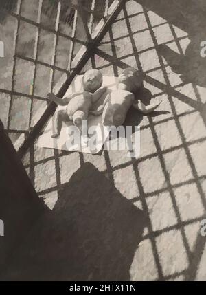 Art inspiré par Dolls on the Balcony, 1926, imprimé argent Gelatin, 23,5 x 17,5 cm (9 1/4 x 6 7/8 po), photographies, László Moholy-Nagy (américain (né en Hongrie), Borsod 1895–1946 Chicago, Illinois), Moholy-Nagy a pris cette photo en 1926 pendant ses vacances à Ascona, Suisse, avec, Œuvres classiques modernisées par Artotop avec une touche de modernité. Formes, couleur et valeur, impact visuel accrocheur sur l'art émotions par la liberté d'œuvres d'art d'une manière contemporaine. Un message intemporel qui cherche une nouvelle direction créative. Artistes qui se tournent vers le support numérique et créent le NFT Artotop Banque D'Images