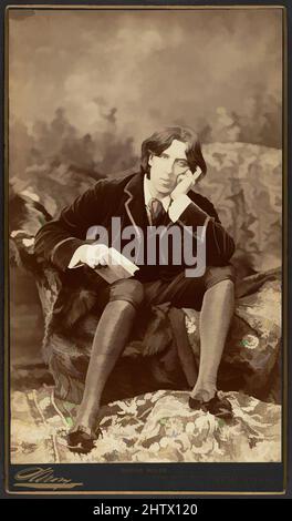 Art inspiré par Oscar Wilde, 1882, impression argentée, image : 30,5 x 18,4 cm (12 x 7 1/4 po), photographies, Napoleon Sarony (né au Canada), Québec 1821–1896 New York, Napoleon Sarony, un maître reconnu de photographies de célébrités, a succédé à Mathew Brady comme les œuvres classiques les plus connues modernisées par Artotop avec une touche de modernité. Formes, couleur et valeur, impact visuel accrocheur sur l'art émotions par la liberté d'œuvres d'art d'une manière contemporaine. Un message intemporel qui cherche une nouvelle direction créative. Artistes qui se tournent vers le support numérique et créent le NFT Artotop Banque D'Images