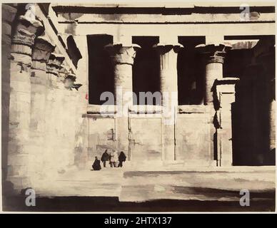 Art inspiré par Temple of Edfu, 1867, impression argentée sur papier négatif, image : 31,4 x 41 cm (12 3/8 x 16 1/8 po), photographies, Gustave le Gray (français, 1820–1884), cette photographie, prise dans la grande cour du Temple d'Horus à Edfu, montre les membres de la fête accompagnant, oeuvres classiques modernisées par Artotop avec une touche de modernité. Formes, couleur et valeur, impact visuel accrocheur sur l'art émotions par la liberté d'œuvres d'art d'une manière contemporaine. Un message intemporel qui cherche une nouvelle direction créative. Artistes qui se tournent vers le support numérique et créent le NFT Artotop Banque D'Images