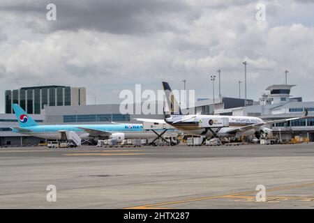 Avion sur le tablier à l'aéroport d'Auckland (Nouvelle-Zélande) le lundi 28 février 2022. Banque D'Images