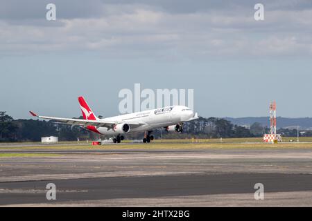 Qantas A330 Airbus à l'aéroport d'Auckland, Nouvelle-Zélande, le lundi 28 février 2022. Banque D'Images