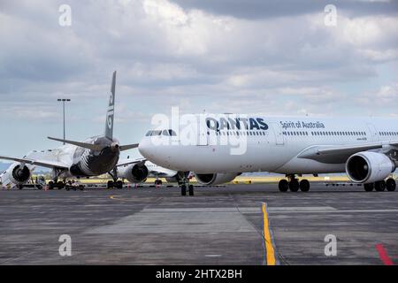 Qantas A330 Airbus à l'aéroport d'Auckland, Nouvelle-Zélande, le lundi 28 février 2022. Banque D'Images