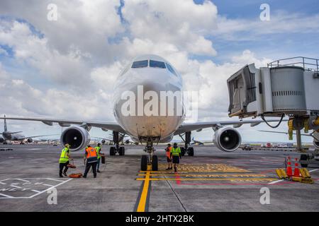 Qantas A330 Airbus à l'aéroport d'Auckland, Nouvelle-Zélande, le lundi 28 février 2022. Banque D'Images