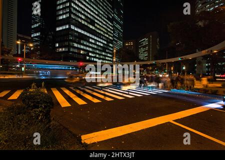 Flou des piétons et de la circulation Night Shinjuku Tokyo Japon Banque D'Images