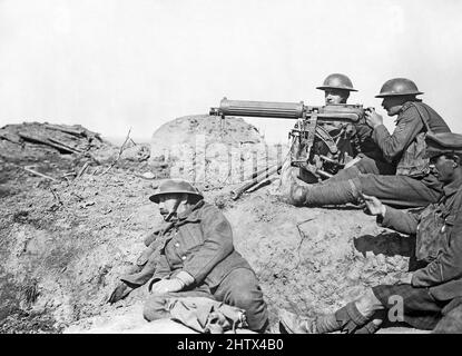 Équipe de mitrailleuses de Vickers britanniques pendant la bataille de Menin Road Ridge dans le Saillant d'Ypres en Flandre, Belgique Banque D'Images