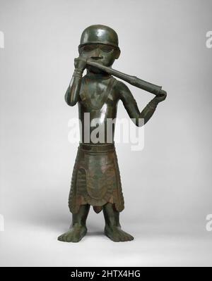 Art inspiré par la figure: Horn Player, 1550–1680, Nigeria, Cour du Bénin, peuples Edo, Laiton, H. 24 13/16 x W. 11 9/16 x D. 6 3/4 po. (63 x 29,4 x 17,2 cm), Metal-Sculpture, dans l'art du Bénin, les œuvres en bronze ne peuvent être commandées que par l'Oba, ou le souverain, ou par d'autres avec son, oeuvres classiques modernisées par Artotop avec un peu de modernité. Formes, couleur et valeur, impact visuel accrocheur sur l'art émotions par la liberté d'œuvres d'art d'une manière contemporaine. Un message intemporel qui cherche une nouvelle direction créative. Artistes qui se tournent vers le support numérique et créent le NFT Artotop Banque D'Images