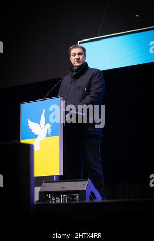 Le 2nd mars, 2022 45 000 personnes se sont rassemblées à Koenigsplatz à Munich, en Allemagne, pour protester contre l'invasion russe en Ukraine et pour montrer leur solidarité avec le peuple ukrainien. Le rassemblement a été organisé par le SPD et tous les partis démocratiques y ont adhéré. Le ministre bavarois, président et chef du CSU, a pris la parole. (Photo par Alexander Pohl/Sipa USA) Banque D'Images