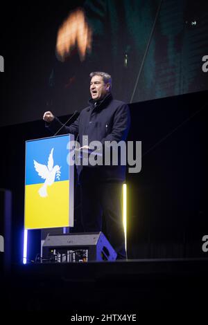 Le 2nd mars, 2022 45 000 personnes se sont rassemblées à Koenigsplatz à Munich, en Allemagne, pour protester contre l'invasion russe en Ukraine et pour montrer leur solidarité avec le peuple ukrainien. Le rassemblement a été organisé par le SPD et tous les partis démocratiques y ont adhéré. Le ministre bavarois, président et chef du CSU, a pris la parole. (Photo par Alexander Pohl/Sipa USA) Banque D'Images