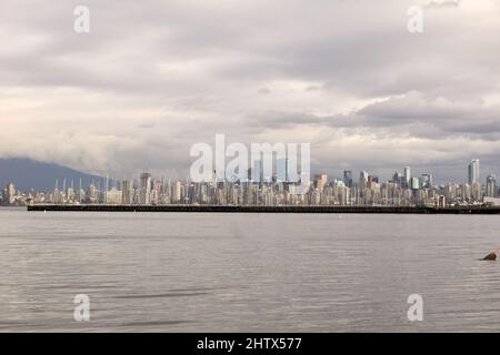 Vue d'ensemble du centre-ville de Vancouver à l'hiver 2022 depuis Jericho Beach, Vancouver, Colombie-Britannique, Canada Banque D'Images