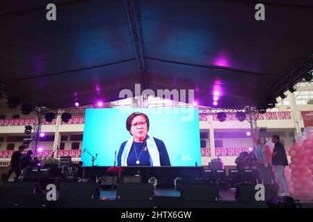 Une vidéo de la sénatrice incarcérée Leila de Lima a présenté lors du rassemblement de campagne Leni Robredo à Cebu City, aux Philippines Banque D'Images
