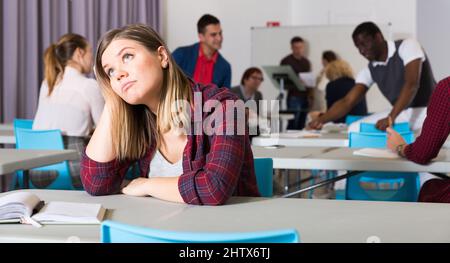 Femme frustrée étudiant en classe Banque D'Images