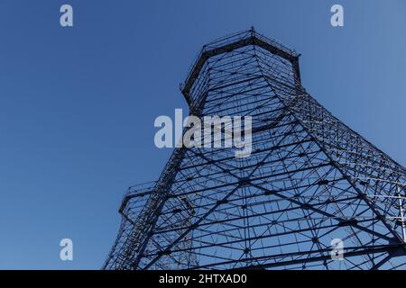 Vue angulaire Uprisen de l'ancien gasomètre, structure existante contre ciel bleu. Banque D'Images