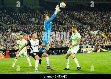 Valence, Espagne. 02nd mars 2022. Hugo Duro (L2) de Valencia CF, Julen Agurezabala Astulez (C) et Inigo Martinez Berridi (R) du Athletic Club Bilbao en action pendant le match de football demi-finale de Copa del Rey entre Valencia CF et Athletic Club Bilbao au stade de Mestalla. Score final; Valencia CF 1:0 Athletic Club Bilbao. Crédit : SOPA Images Limited/Alamy Live News Banque D'Images