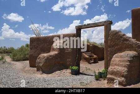 Mur traditionnel en Adobe et entrée voûtée du sud-ouest du désert du Nouveau-Mexique. Banque D'Images