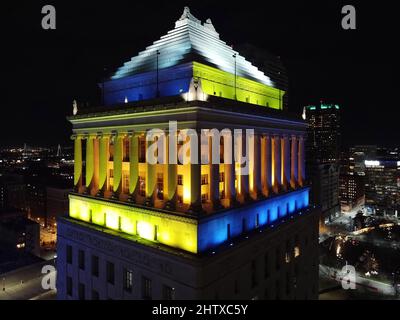 St. Louis, États-Unis. 02nd mars 2022. Le sommet du bâtiment des tribunaux civils est éclairé en bleu et jaune pour montrer son soutien à l'Ukraine, dans le centre-ville de Saint-Louis, le mercredi 2 mars 2022. Photo par Bill Greenblatt/UPI crédit: UPI/Alay Live News Banque D'Images