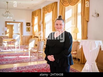 28 février 2022, Brandebourg, Großbeeren: Salina Worm, directrice générale de Schloss Diedersdorf, se trouve dans le château de son père Thomas. Ce dernier a poursuivi l'État de Brandebourg pour compensation insuffisante au cours des fermetures de Corona. L'affaire est transmise à la Cour fédérale de justice le 03.03.2022. Photo: Annette Riedl/dpa Banque D'Images