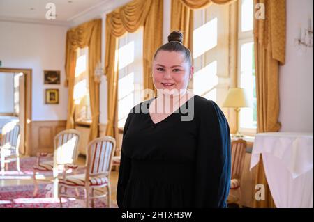 28 février 2022, Brandebourg, Großbeeren: Salina Worm, directrice générale de Schloss Diedersdorf, se trouve dans le château de son père Thomas. Ce dernier a poursuivi l'État de Brandebourg pour compensation insuffisante au cours des fermetures de Corona. L'affaire est transmise à la Cour fédérale de justice le 03.03.2022. Photo: Annette Riedl/dpa Banque D'Images