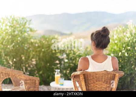 Vue arrière d'une femme adulte dans la maison rurale Banque D'Images