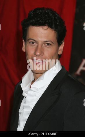 Ioan Gruffudd arrive à la première de « King Arthur » au théâtre Ziegfeld à New York le 28 juin 2004. Crédit photo : Henry McGee/MediaPunch Banque D'Images