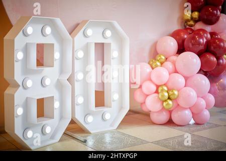 Décoration de la zone photo de fête lors de la fête d'anniversaire. Figure 80 et aéroconception des ballons. Banque D'Images