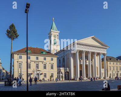 Eglise protestante de la ville, tour avec ange de paix, église Weinbrenner, ciel bleu, place du marché, Karlsruhe, Bade-Wurtemberg, Allemagne Banque D'Images