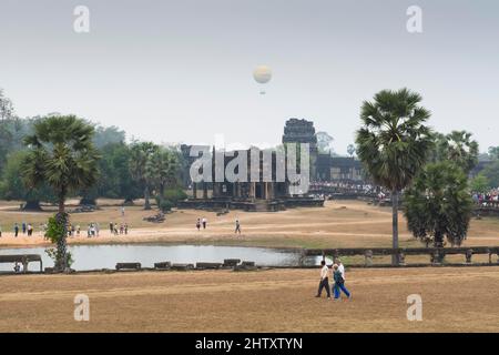 Montgolfière au-dessus d'Angkor Wat, Siem Reap, Cambodge Banque D'Images