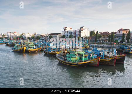 Bateaux de pêche dans le port, Phan Thiet, Vietnam Banque D'Images